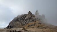 Une petite horde d'alpinistes à l'approche du dragon de pierre : les arêtes de la Bruyères Une petite horde d'alpinistes à l'approche du dragon de pierre : les arêtes de la Bruyères